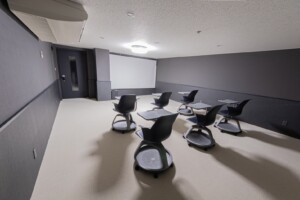 ロイヤルイエロー会議室