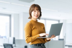 ラップトップを持つ女性の画像